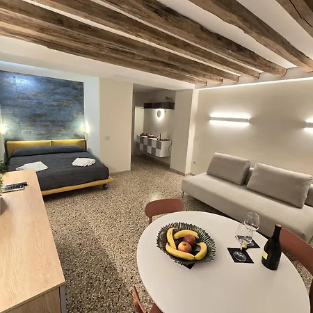 Cozy Studio With Canal View Venice Exterior photo