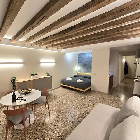 Cozy Studio With Canal View Venice Exterior photo
