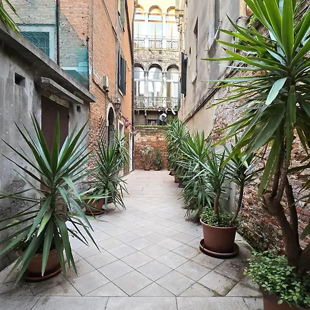 Cozy Studio With Canal View Venice Exterior photo