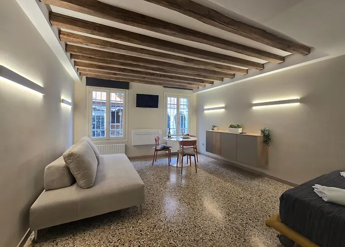 Cozy Studio With Canal View