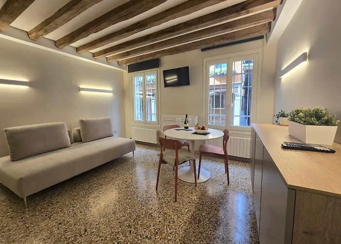 Cozy Studio With Canal View