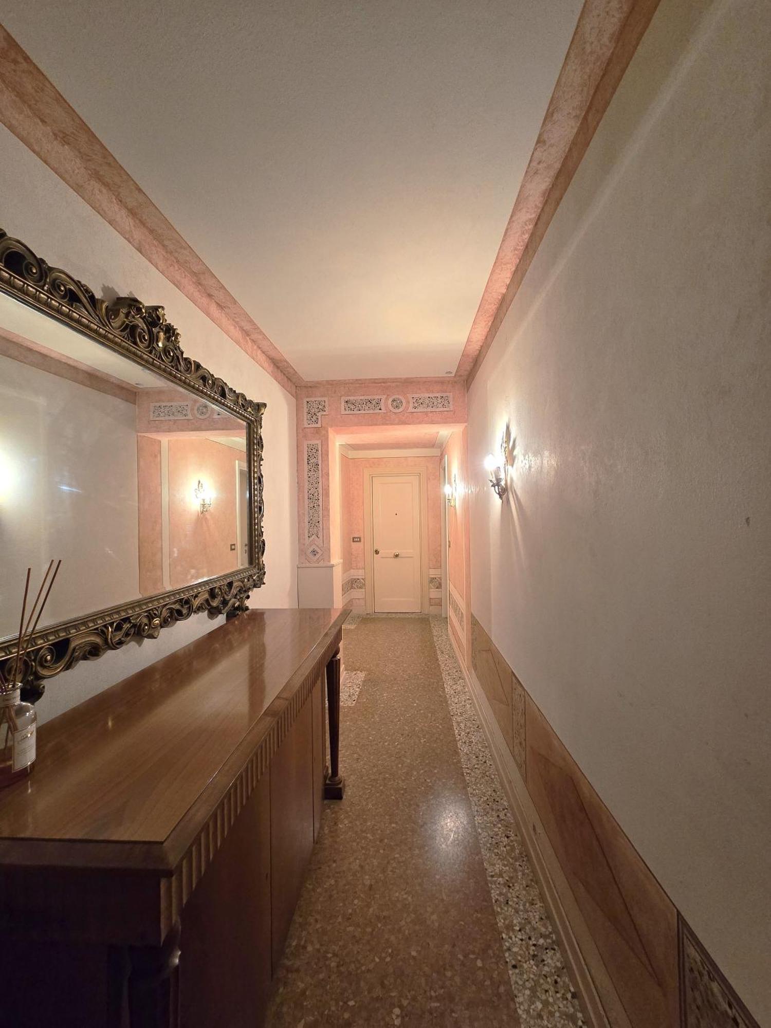 Cozy With Canal View Venedig