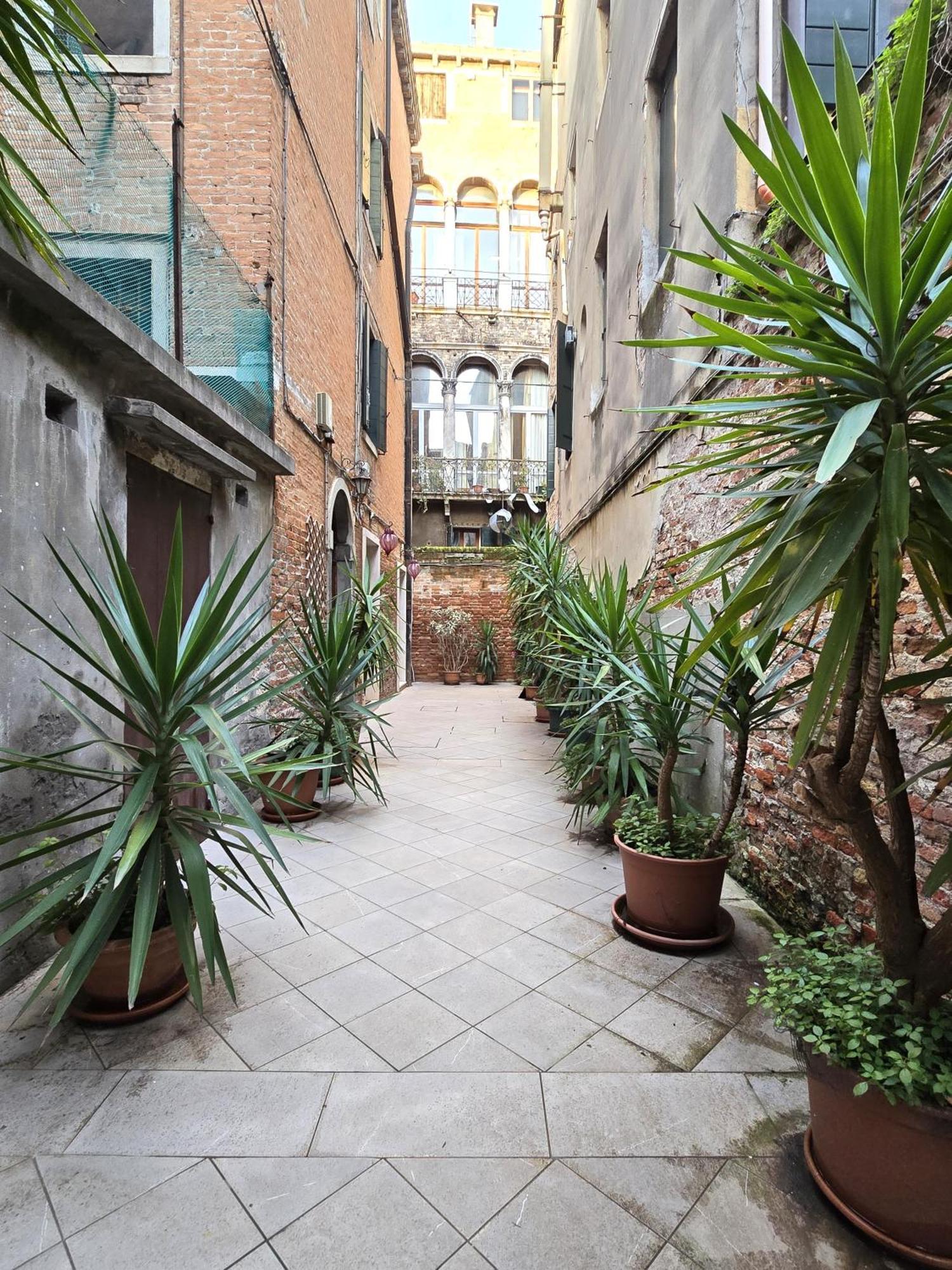 Cozy With Canal View Apartment Venedig